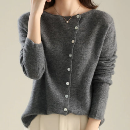 Pull en maille a boutonnage asymétrique