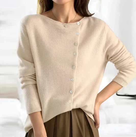 Pull en maille a boutonnage asymétrique
